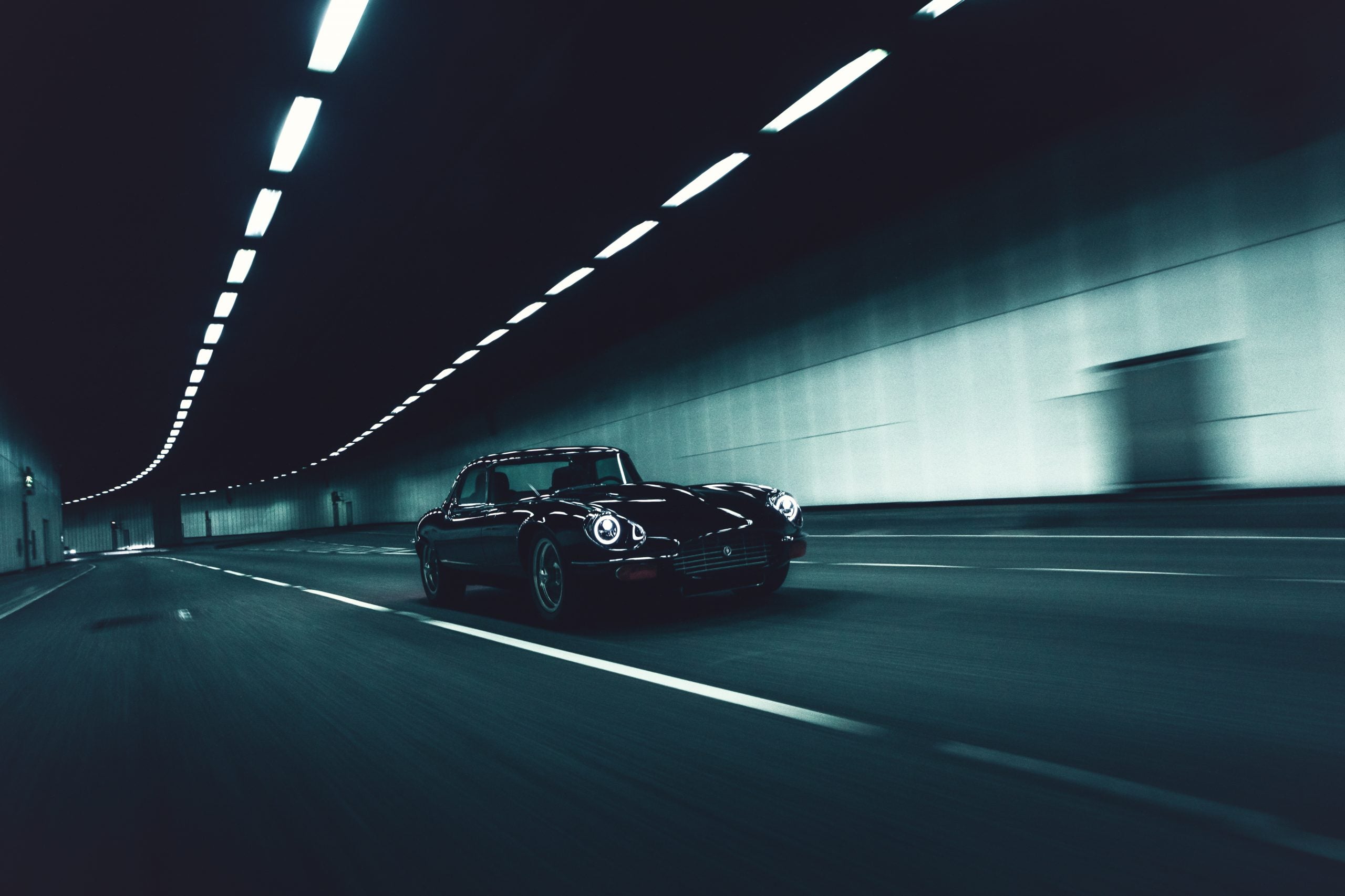 unleashed jaguar e-type at night in london